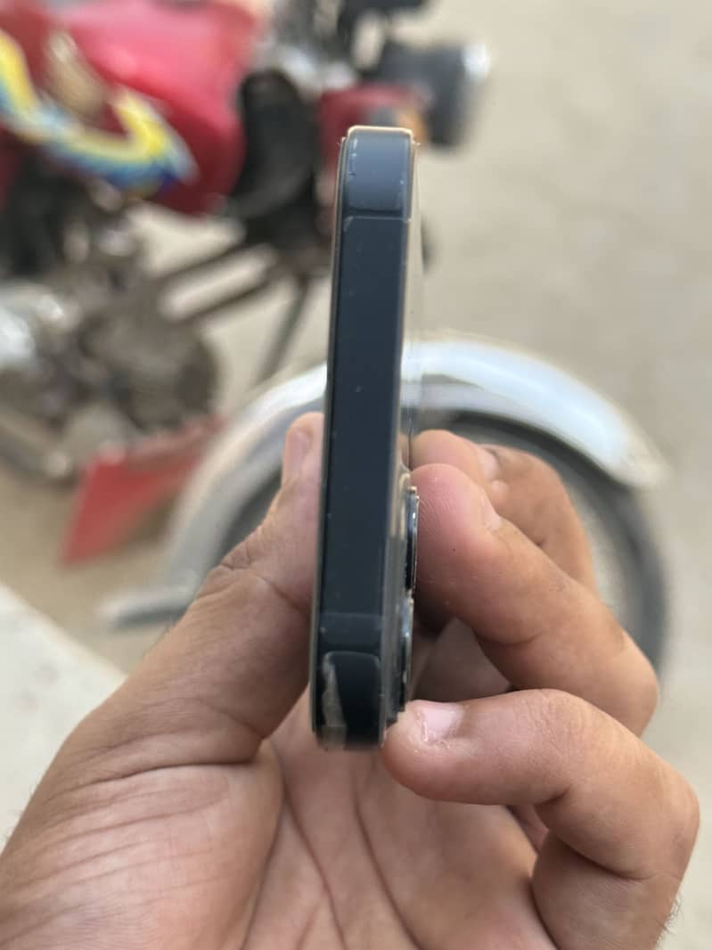 Apple iPhone 13 2