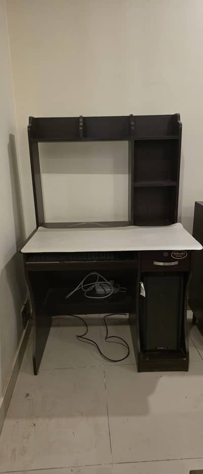 computer trolley bohot kum used hai aur bhot achi conditxn 03088860684