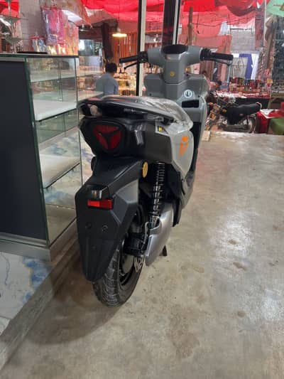 Yadea velax brand new 2026