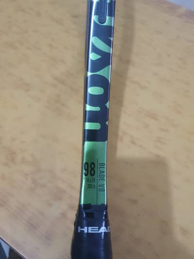 Tennis racket  Wilson blade 98 v8.