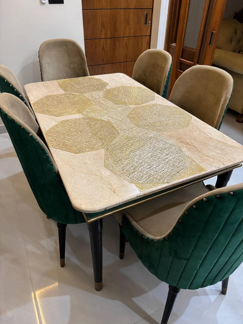 06 seater Dining table set (Almost new) 1