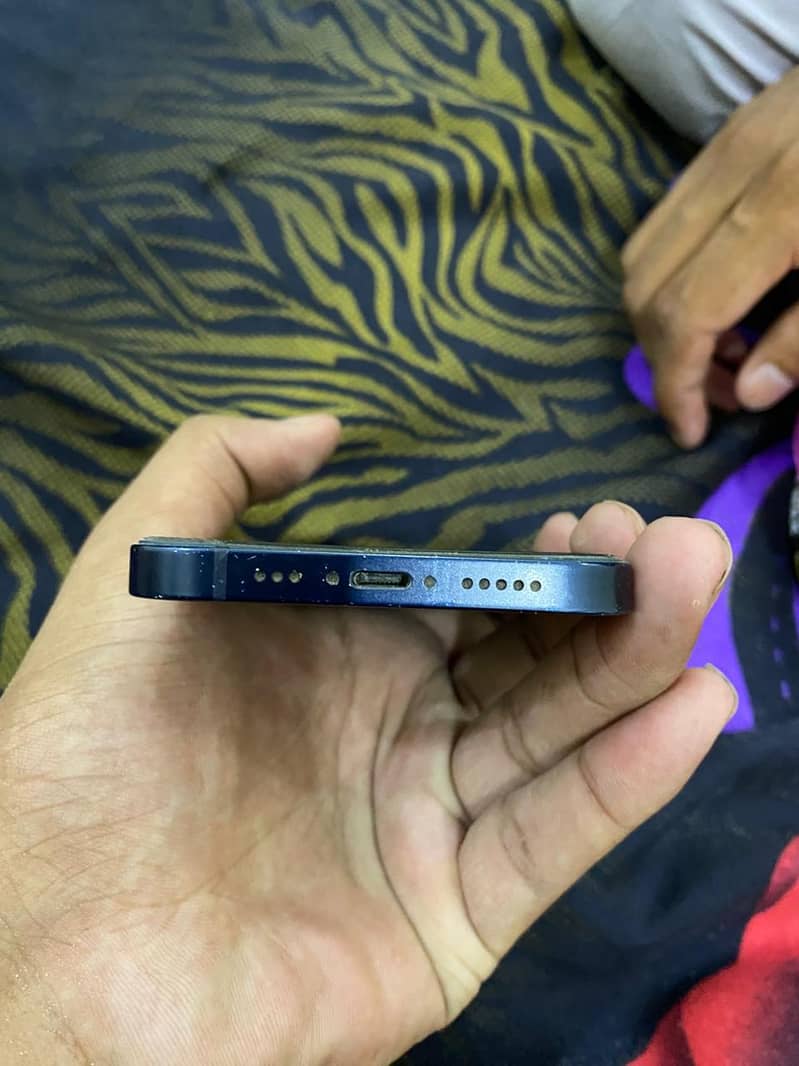 Apple iPhone 12 4