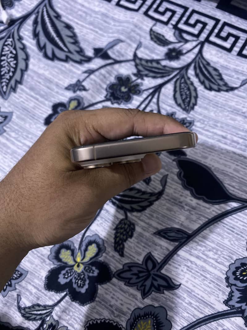 Apple iPhone 16 Pro 3