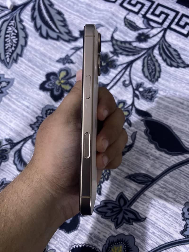 Apple iPhone 16 Pro 4