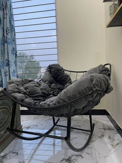 Big blck Easy chair with or without grey quilt