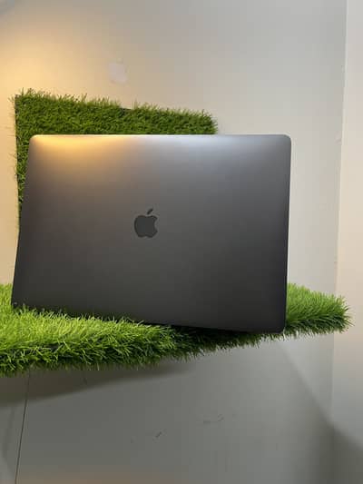 Apple MacBook Pro 2017 |15Inch | Core i7| 16 GB RAM 1 Tb SSD TouchBar