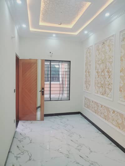 Vip beautiful 3 Marla house is available For sale near to Sabzazar green park Lahore