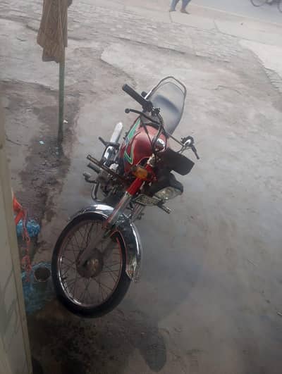 Honda CD 70 2018 model bilkul okay condition mein hai tyre vagaira new