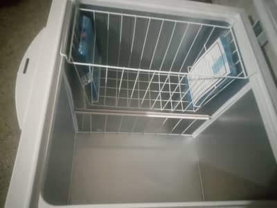 Dawnlnce singel door deep freezer 10/10codtion  urjent sale