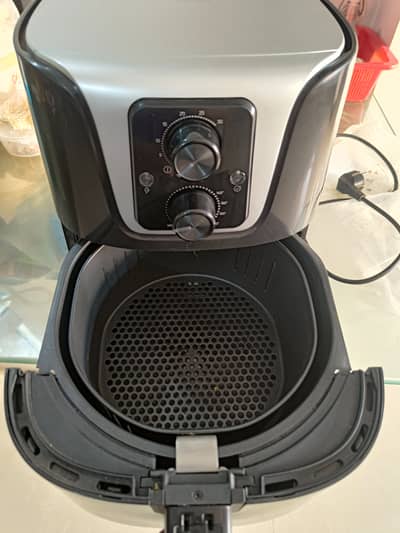 Dawlance Air Fryer 3013, slightly used, almost new.