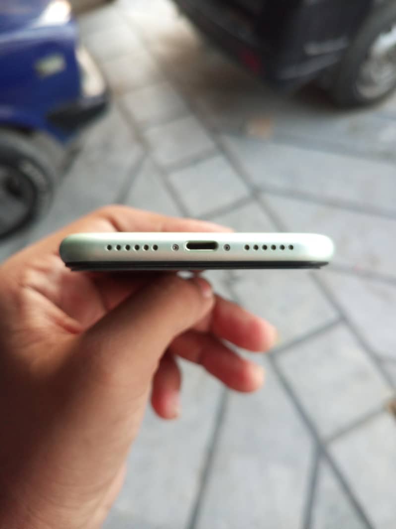 iPhone 11 3