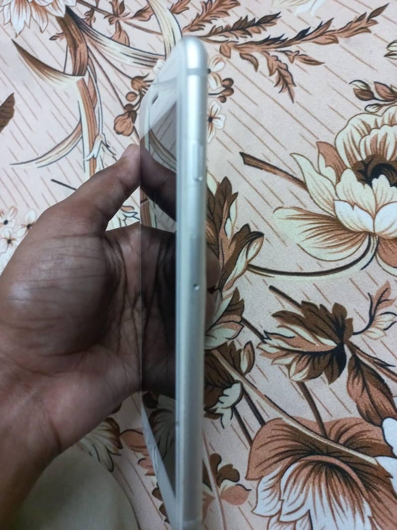 Apple iPhone 8 Plus 1