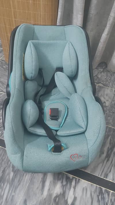carrying cot and car seat