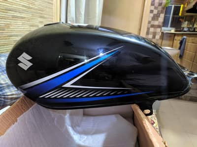 GS150 BRAND NEW CONDITION TANK AND SIDE COVERS