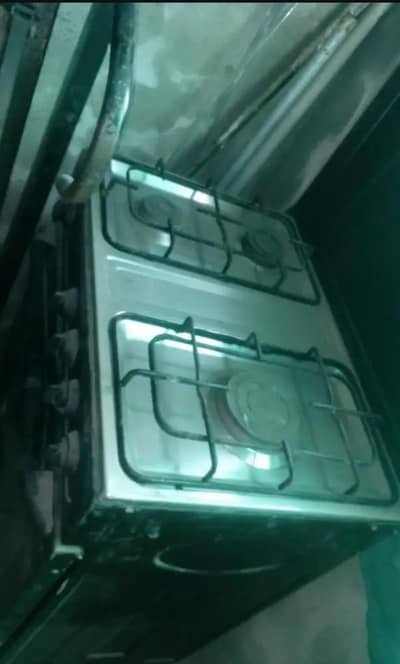 cobber 3 burner stove. grill oven. a bit old. 100% working.