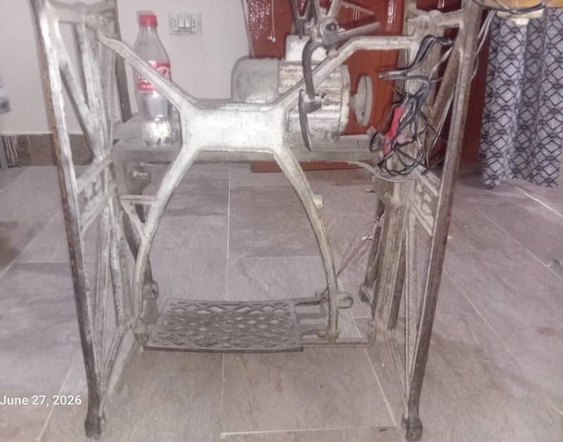 Sewing Machine Table 0