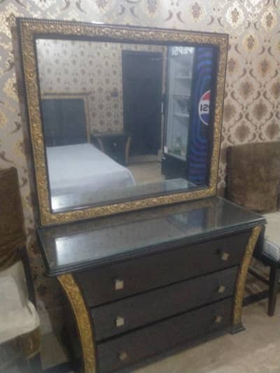 it's heavy weight pure wooden bed set sale in Lahore