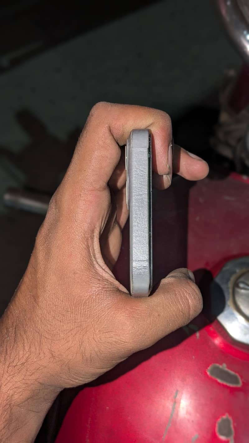Apple iPhone 13 4