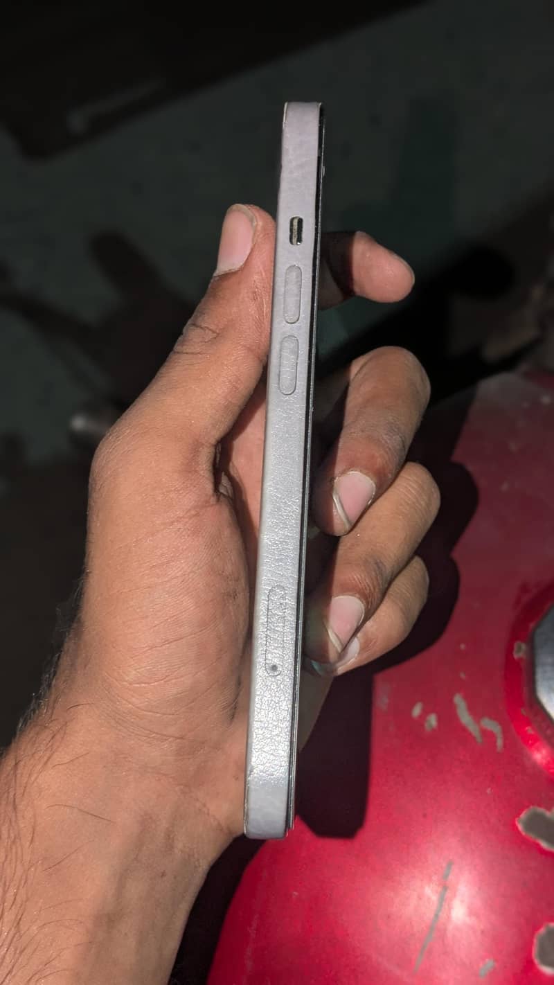 Apple iPhone 13 5
