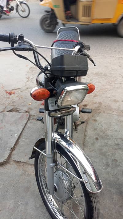Honda 125 Black color (2024) sticker 35000 Km