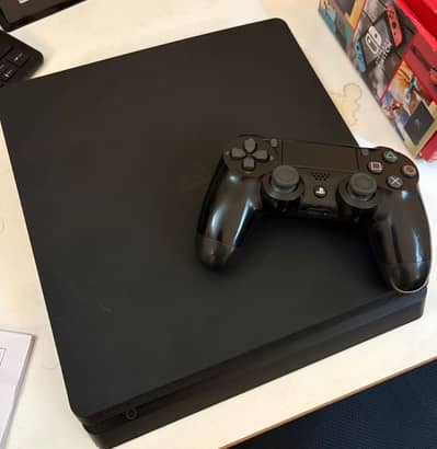 Sony PlayStation 4 Slim (PS4 Slim) – Excellent Condition with Control