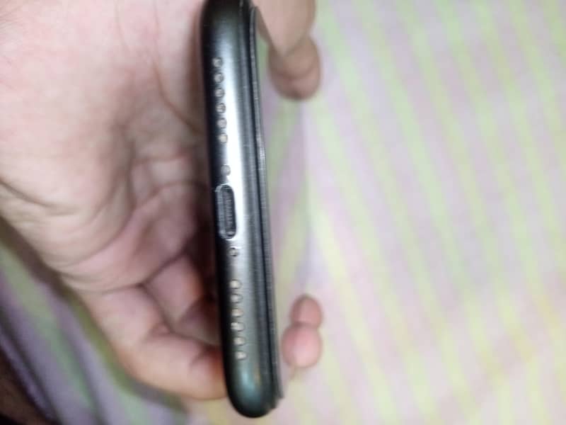 Apple iPhone 11 4