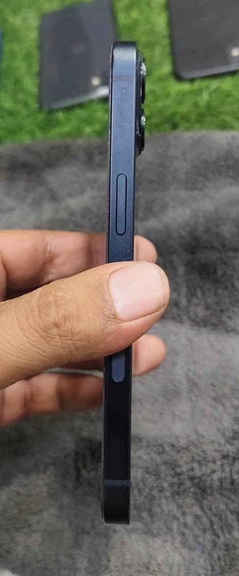 Apple iPhone 13 2