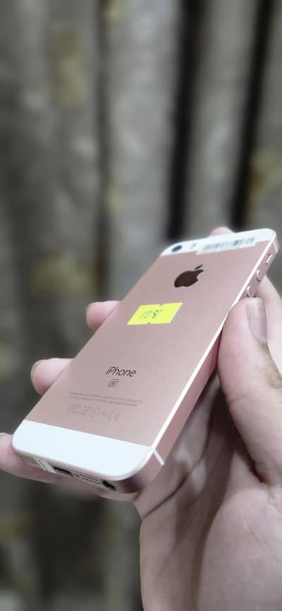 (iPhone SE 1st Generation 2016) 128GB contact on WhatsApp 03056447449