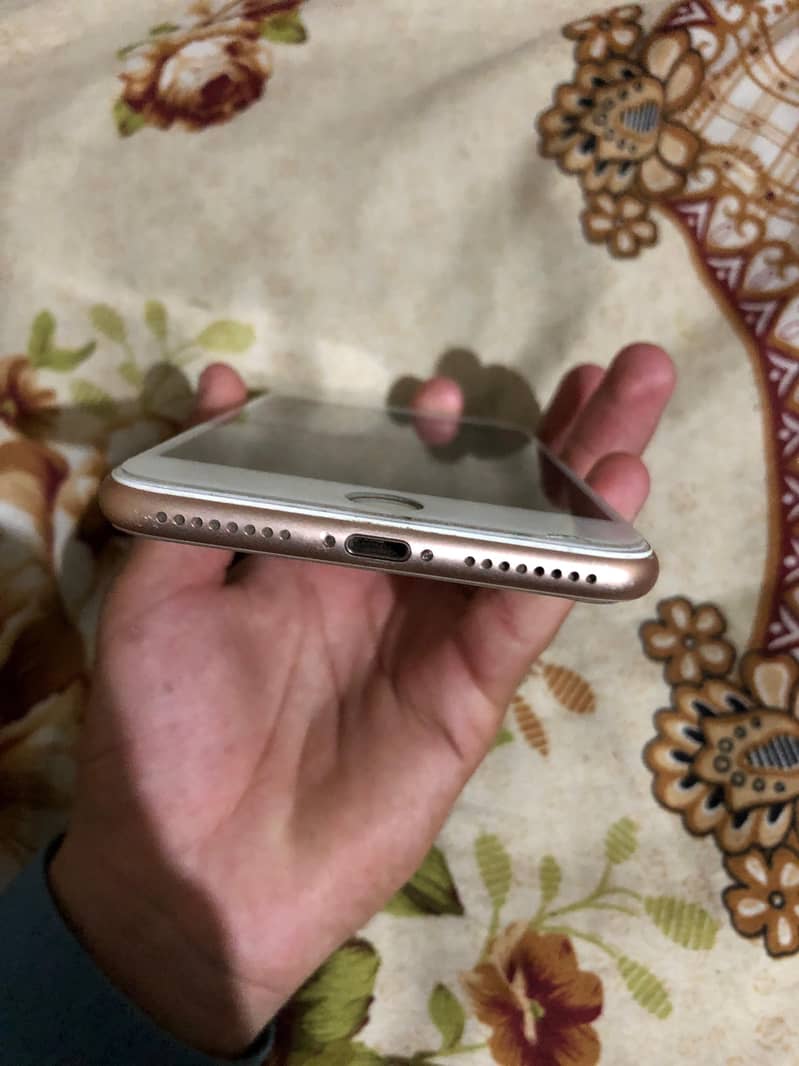 Apple iPhone 8 Plus 4