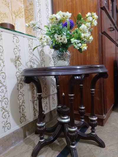 Wooden table/coffee table / round table