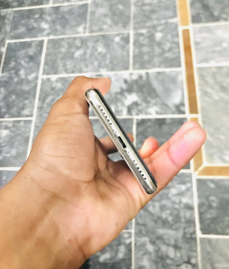 Apple iPhone X 4