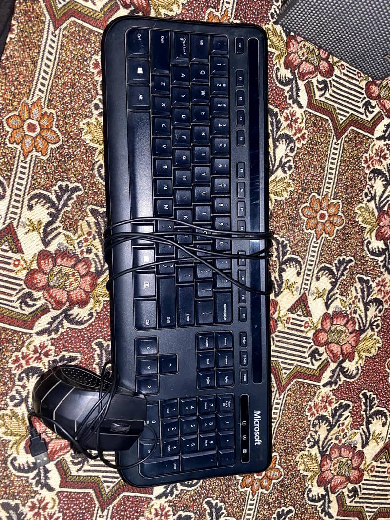 Computer with full setup. 7