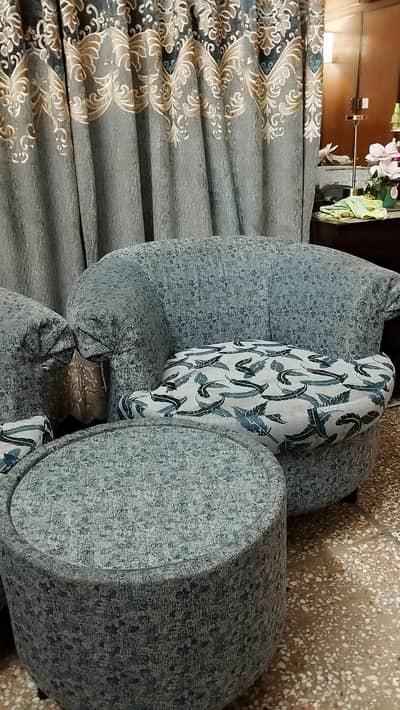 Room chairs with centre table