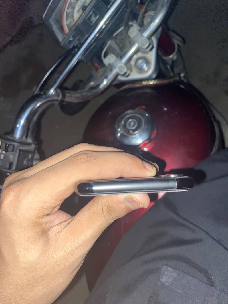 Apple iPhone X 4