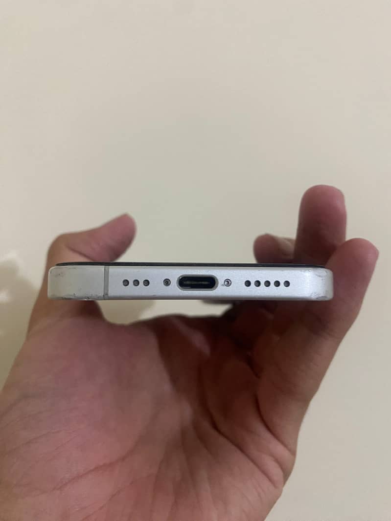Apple iPhone 16 3