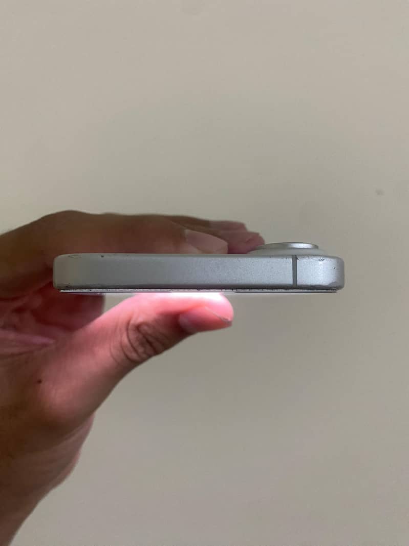 Apple iPhone 16 5