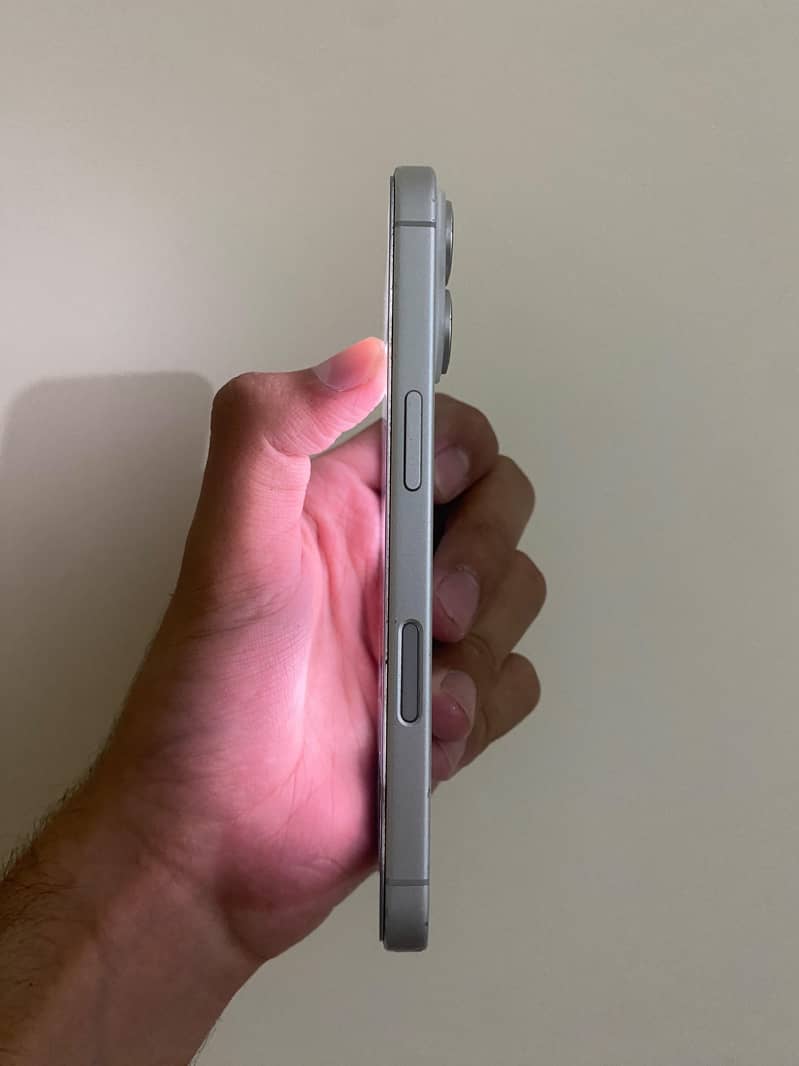Apple iPhone 16 6