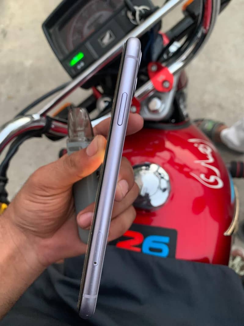 Apple iPhone 11 4