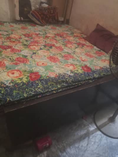 double bed  khas wood  wala new wood k phaty srf Taj ka kamm hona