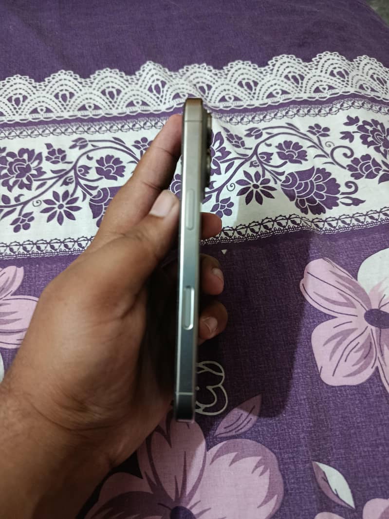 Apple iPhone 16 Pro 1