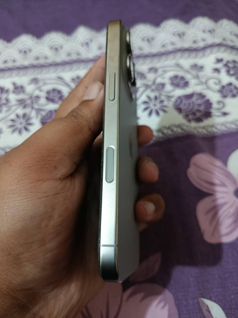Apple iPhone 16 Pro 2