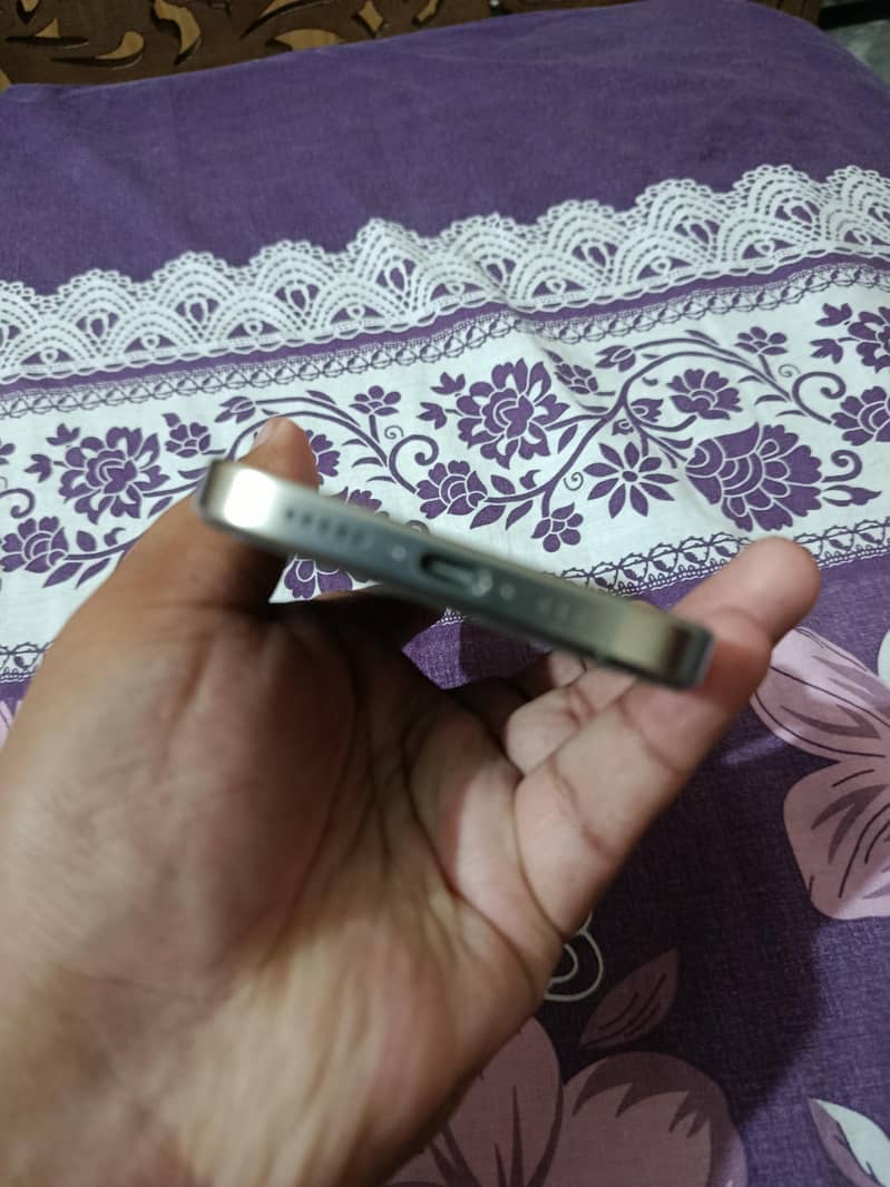 Apple iPhone 16 Pro 3