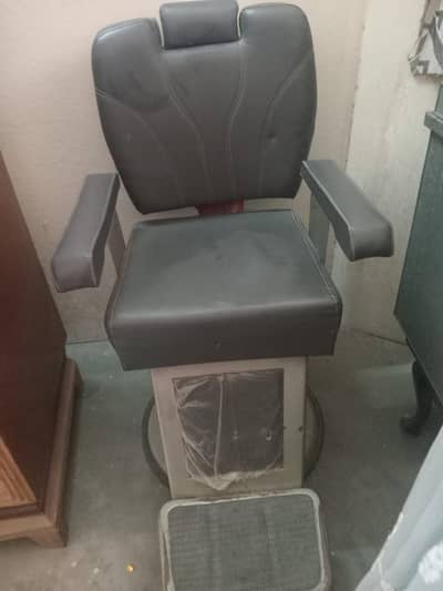 Slightly used Makeup Chair for Saloon for Sale