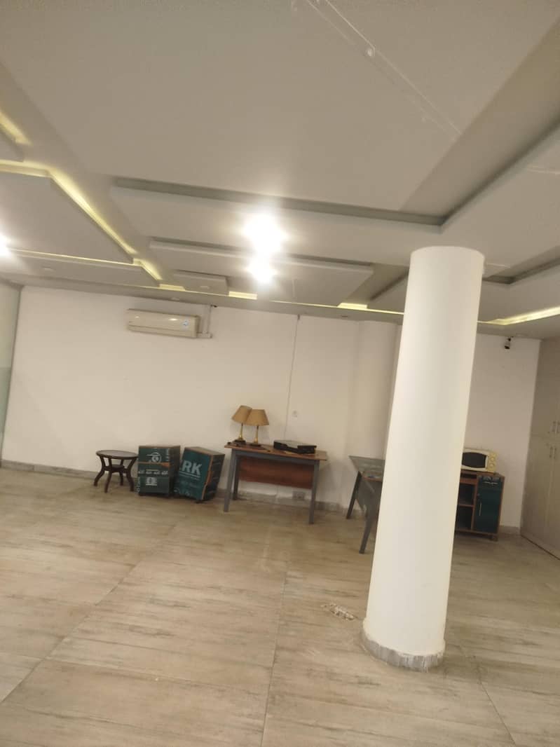 کرال گلبرگ سروس روڑ پہ کمرشل بلڈنگ کرایہ کے لیے ھےخالی نزد  ھای وے 2