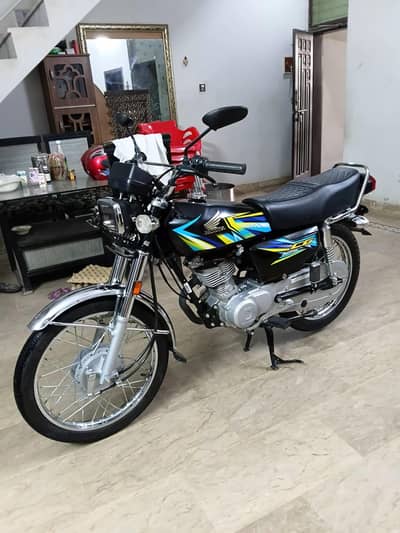 brand new lush honda 125 contact at 0/3/2/9/6/6/4/5/0/5/7