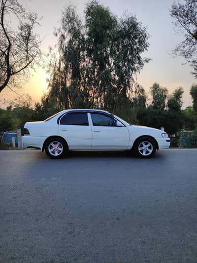 Toyota Corolla 2.0 D (indus) 2000 model.