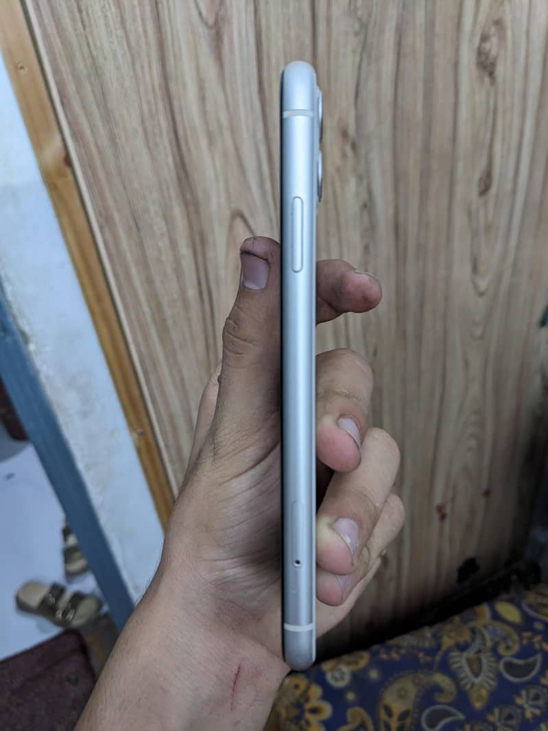 Apple iPhone 11 4
