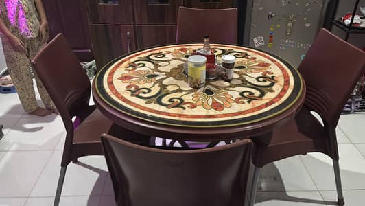 Dining Table with 4 Plastic Chairs – Well Maintained