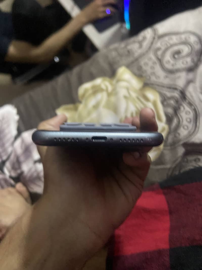 Apple iPhone 11 4