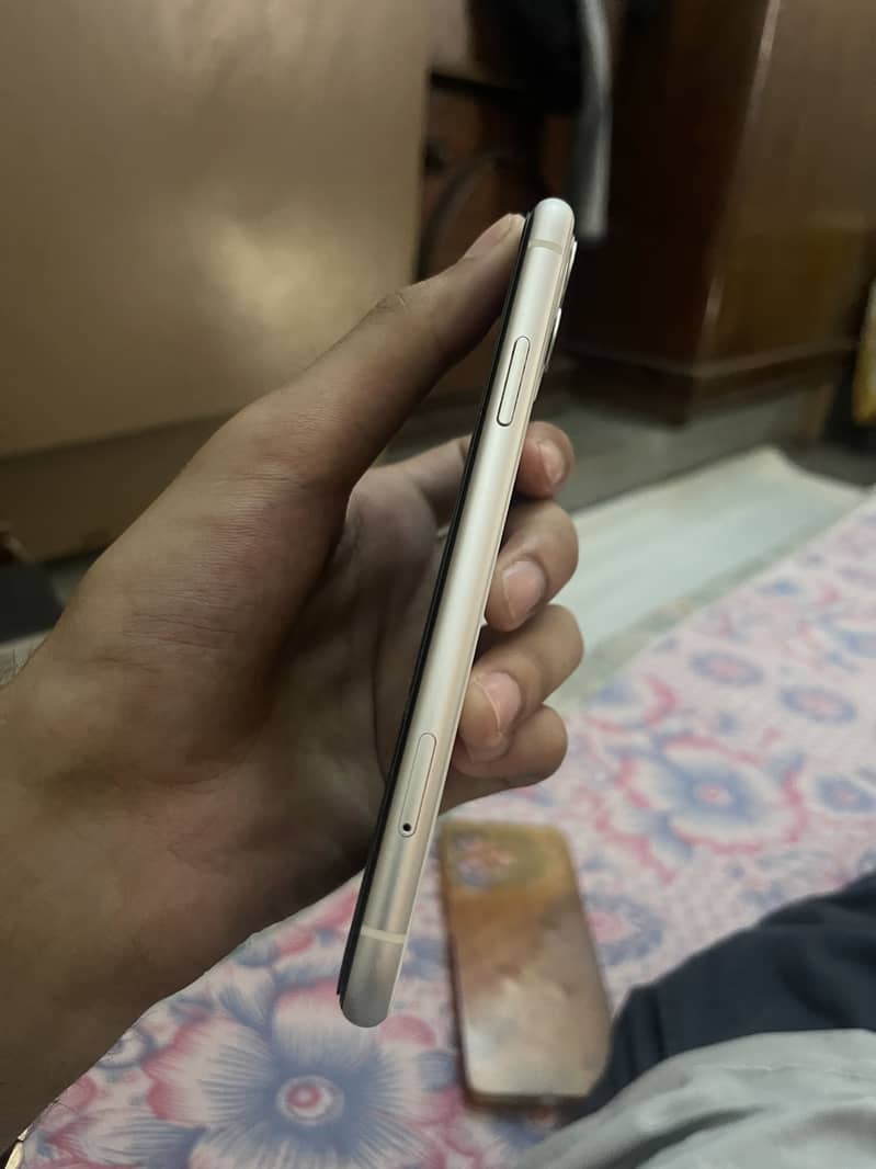Apple iPhone 11 3